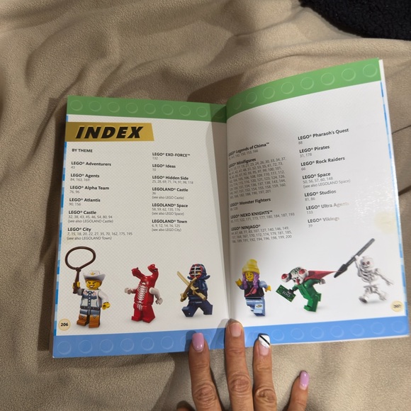 LEGO Minifigure Handbook - Orange and Red Cover used in great condition - Picture 12 of 14